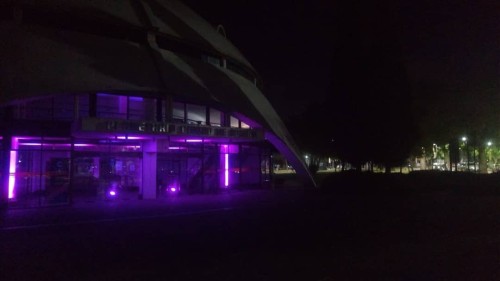 El hall de ingreso al Planetario hoy luce de color violeta en conmemoración al 8M